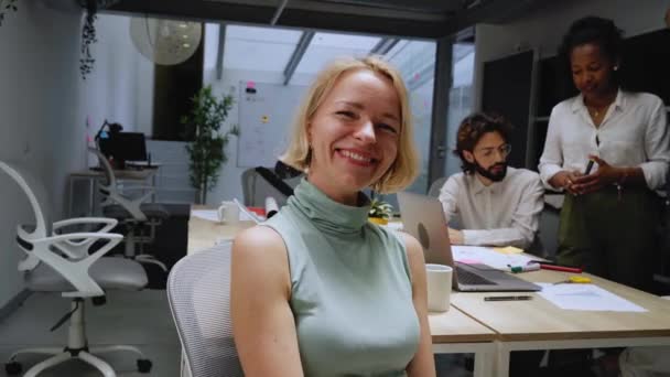 Porträtt Leende Kaukasiska Blond Kvinna Poserar Tittar Kameran Kontoret Anställd — Stockvideo