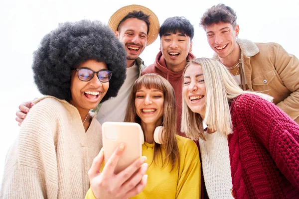 Mosolygó Fajok Közötti Fiatal Diákok Csoportja Nézi Mobiltelefont Boldognak Tűnnek — Stock Fotó