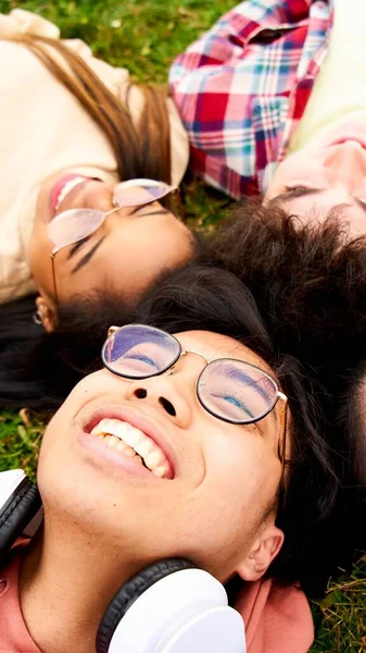 Retrato Grupo Multirracial Jóvenes Sonrientes Estos Amigos Yacían Hierba Siendo — Foto de Stock