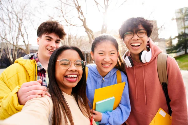 Ομάδα Πολυεθνικών Μαθητών Γυμνασίου Που Βγάζουν Μια Selfie Στο Πανεπιστήμιο — Φωτογραφία Αρχείου