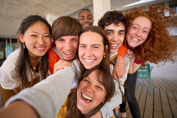 Leende Grupp Multietniska Studenter Poserar För Selfie Mobiltelefon Samlas College — Stockfoto