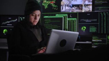 Büyük finans şirketlerinin şifrelerini kıran genç bir kadın hacker. Kadın programcı sisteme siber virüs bulaştırıyor para çalıyor ve dizüstü bilgisayar kullanıyor. Suçlular karanlık odada program geliştiriyor