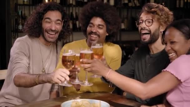 Gruppo Ispanici Che Festeggiano Bevono Birra Pub Giovani Amici Multirazziali — Video Stock