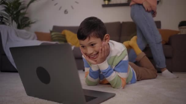 Ragazzino Latino Sorridente Che Guarda Video Divertenti Sul Computer Portatile — Video Stock
