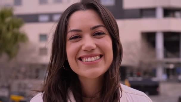 Κοντινό Πλάνο Χαμογελώντας Καυκάσια Γυναίκα Κοιτάζει Flirtatiously Εξωτερικούς Χώρους Κάμερα — Αρχείο Βίντεο