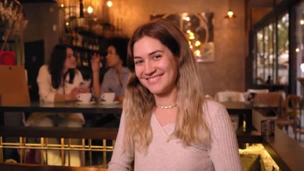 Skopiuj Kosmiczny Film Wesołej Blondynki Kawiarni Wzmacniana Europejka Pozuje Patrząc — Wideo stockowe