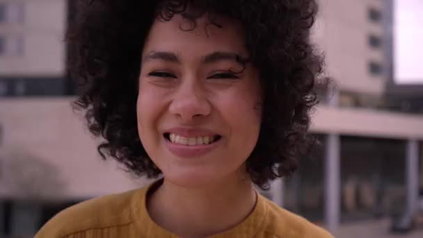 Młoda Piękna Afroamerykanka Potrząsa Głową Śmieje Się Patrząc Zamknięte Oczy — Wideo stockowe