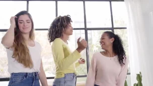Три Молодых Друга Танцуют Поют Дома Весёлые Многорасовые Женщины Наслаждаются — стоковое видео