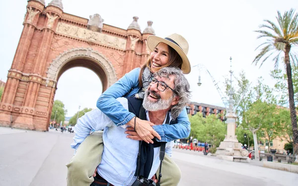Uśmiechnięta Para Seniorów Spacerująca Ulicą Szczęśliwi Turyści Średnim Wieku Cieszą — Zdjęcie stockowe