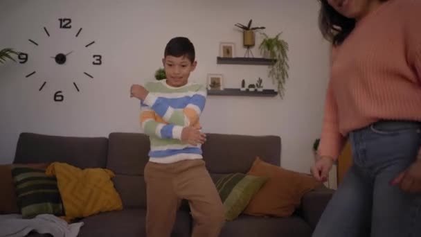 Szczęśliwa Samotna Matka Wesoły Syn Tańczyć Razem Salonie Śmieszne Aktywne — Wideo stockowe