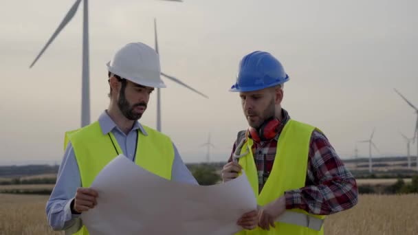 Due Ingegneri Eolici Abiti Lavoro Guardano Discutono Piani Sistema Turbine — Video Stock