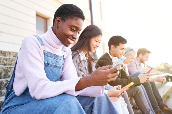 Technológia Addicted Mosolygós Csoport Vidám Diákok Segítségével Mobilok Boldogan Ellenőrzik — Stock Fotó
