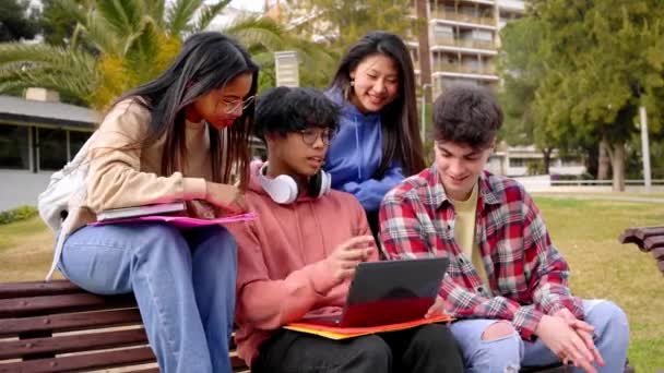 Gruppo Quattro Studenti Sorridenti Divertono All Aperto Utilizzando Computer Portatile — Video Stock