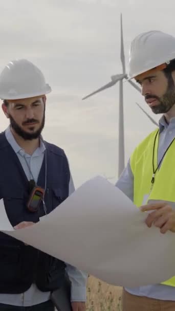 Grupo Vertical Ingenieros Caucásicos Comprueban Plan Campo Turbinas Aire Ecología — Vídeo de stock