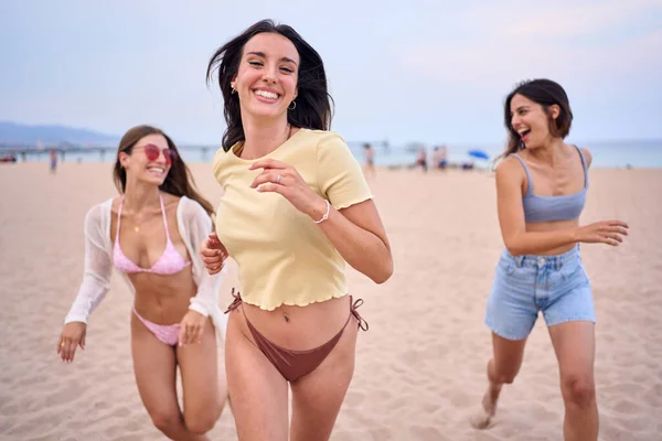 Группа Трех Красивых Молодых Привлекательных Женщин Бегающих Счастливо Вдоль Пляжа — стоковое фото