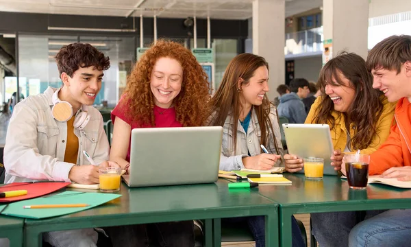 Grupa Uśmiechnięta Młodych Białoruskich Studentów Przygotowujących Zajęcia Pomocą Laptopa Tabletu — Zdjęcie stockowe