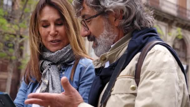 Mariage Touristique Sénior Bavarder Utiliser Téléphone Portable Marche Dans Rue — Video