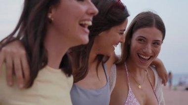 Sahilde mutlu mesut yürüyen bir grup güzel ve çekici bayan arkadaş. Gülen Kafkasyalı kızlar yaz tatilinin tadını çıkarıyorlar. İnsanlar Akdeniz 'de tatilde eğleniyor. 
