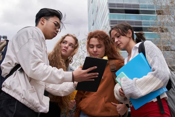 Studentengruppe Die Sich Ein Digitales Tablet Teilt Das Internet Überprüfen — Stockfoto