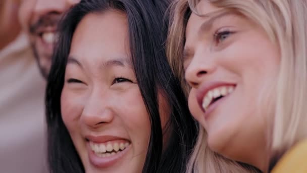 Mutlu Genç Güzel Insanlar Güneşli Yaz Günlerinin Tadını Çıkarıyor Dışarıda — Stok video