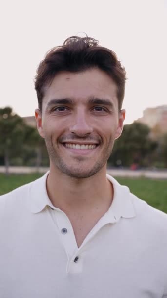 Vertikální Portrét Atraktivního Usmívajícího Mladíka Hledícího Kameru Parku Kavkazský Mužský — Stock video