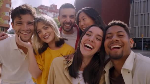 Neşeli Çok Kültürlü Bir Arkadaş Grubu Kameraya Bakıp Sallıyor Heyecanlı — Stok video