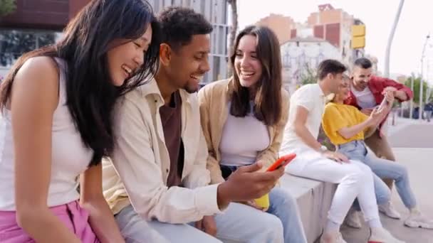 Multiracial Feliz Grupo Amigos Usando Teléfono Sonriendo Juntos Aire Libre — Vídeos de Stock