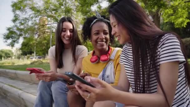 Tre Giovani Donne Sorridenti Che Usano Cellulare All Aperto Gruppo — Video Stock