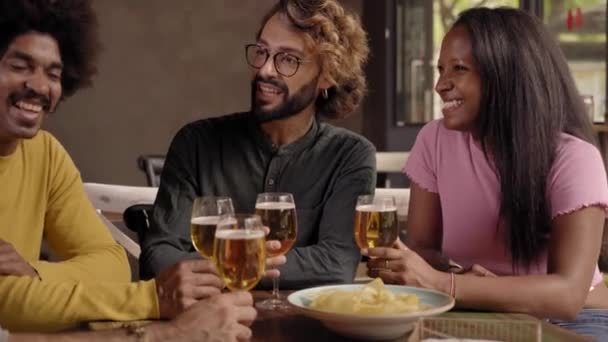 Młodzi Ludzie Śmieją Się Piją Pubie Grupa Przyjaciół Świętuje Wspólne — Wideo stockowe