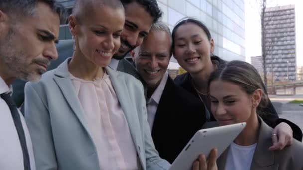 Ομάδα Από Χαρούμενους Επαγγελματίες Κοιτάζουν Την Ψηφιακή Οθόνη Tablet Του — Αρχείο Βίντεο