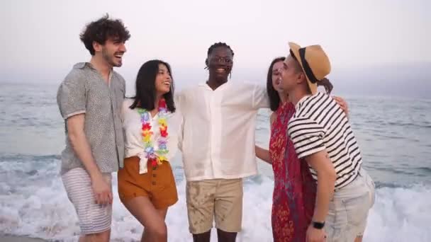 Retrato Cinco Jovens Amigos Multiculturais Costa Mar Rindo Jovens Multirraciais — Vídeo de Stock