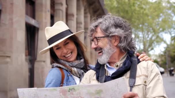 Starsza Para Dorosłych Uśmiechnięta Spojrzeniem Mapę Miasta Wakacjach Dojrzały Szczęśliwy — Wideo stockowe