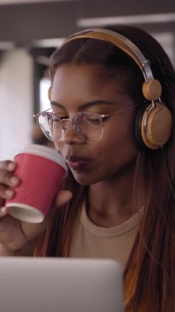 Вертикальний Молодий Афроамериканський Студент Коледжу Ноутбуком Навушниками Усміхнена Латинка Гарячі — стокове відео