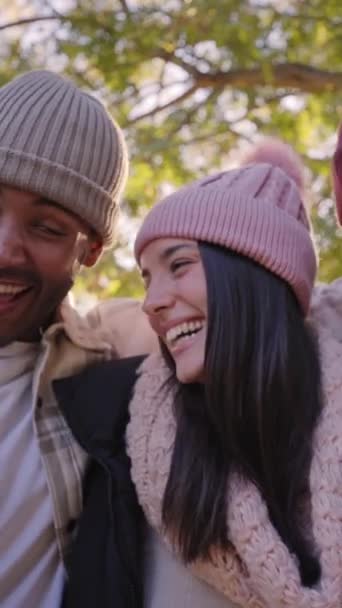 Grupo Risa Vertical Amigos Sonrientes Abrazando Invierno Aire Libre Los — Vídeos de Stock