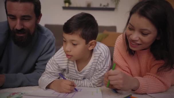 Sluit Jonge Multiraciale Ouders Helpen Alleen Kind Met Huiswerk Thuis — Stockvideo