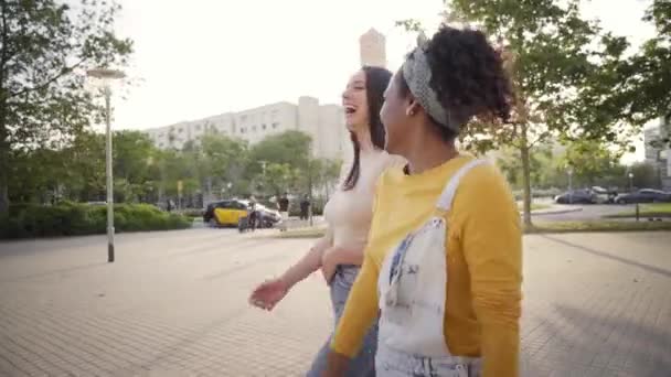 Πλευρική Άποψη Των Δύο Νέων Όμορφες Γυναίκες Περπάτημα Ευτυχισμένος Δρόμος — Αρχείο Βίντεο