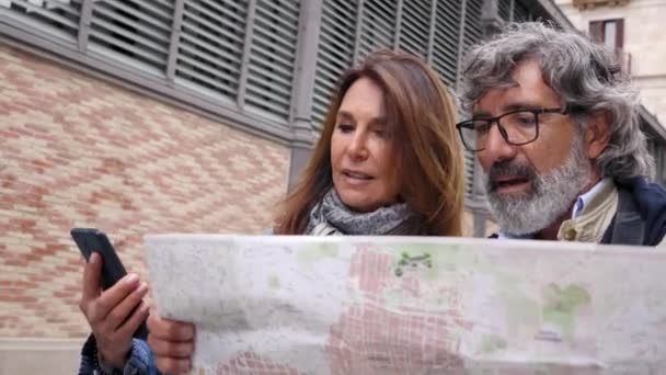 Olgun Bir Çift Haritaya Bakarak Konuşuyor Avrupa Nın Caddesinde Cep — Stok video