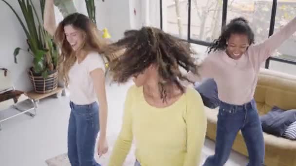 Evde Dans Eden Bir Grup Genç Arkadaş Çok Irklı Kadınların — Stok video