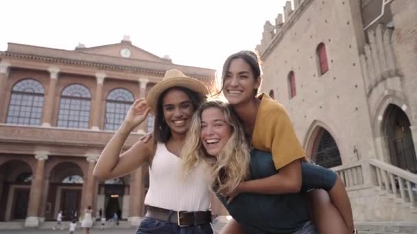 市内の夏休みにアウトドアを楽しむ3人の幸せな女性の友人 一緒にカメラを見て抱きしめる笑顔の女性の肖像画 高品質の写真 — ストック動画