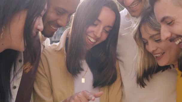Jovem Grupo Pessoas Milenares Divertindo Usando Telefone Celular Juntos Fora — Vídeo de Stock