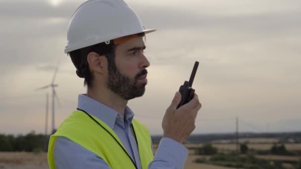 Inženýr Obnovitelné Energie Mluví Vysílačce Pevným Kloboukem Profesionálním Bezpečnostním Oblečením — Stock video