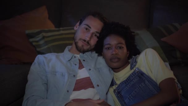 Pasangan Muda Multirasial Yang Cantik Jatuh Cinta Menonton Film Sofa — Stok Video