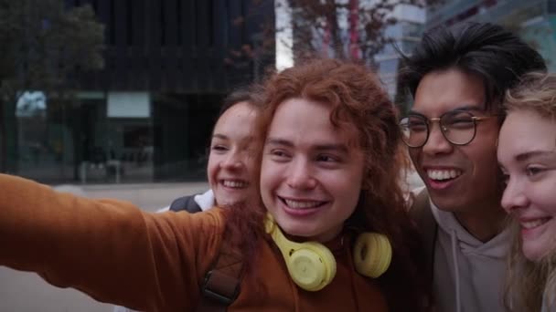 Grupa Czterech Uczniów Bawiących Się Robiąc Selfie Świeżym Powietrzu Zdjęcie — Wideo stockowe