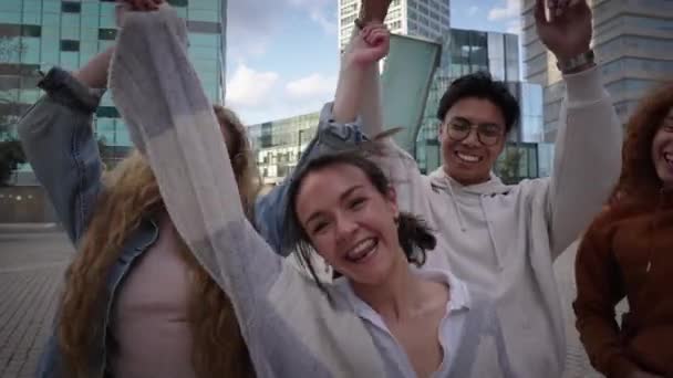 Multiraciální Skupina Šťastných Mladých Lidí Kteří Tancují Venku Dívají Kamery — Stock video