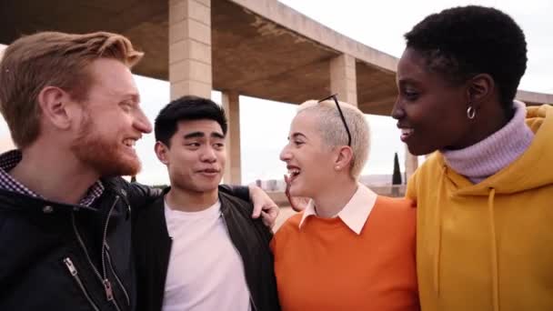 Groupe Multiracial Étudiants Embrassant Cercle Rire Beaucoup Ils Rient Extérieur — Video