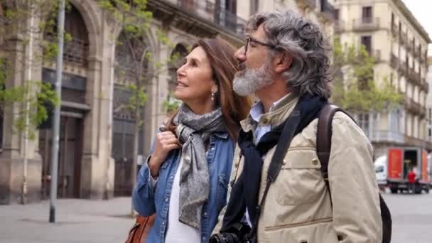 Pensionerade Par Promenader Glada Tittar Uppåt Utomhus Turist Europeisk Stad — Stockvideo