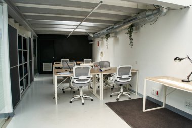 Boş gerçek bir ofisin fotoğrafı. İş yerinde kimse yok. Telefon kalitesi fotoğrafı