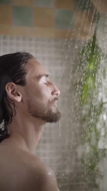 Vertikální Tvář Mladý Evropský Šťastný Muž Relaxační Sprchu Doma Dospělý — Stock video