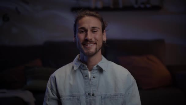 Atraktivní Mladý Běloch Který Usmívá Kamery Evropský Dospělý Pohledný Muž — Stock video