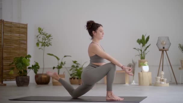 Vista Lateral Mulher Latina Roupas Esportes Cinza Exercitando Classe Yoga — Vídeo de Stock